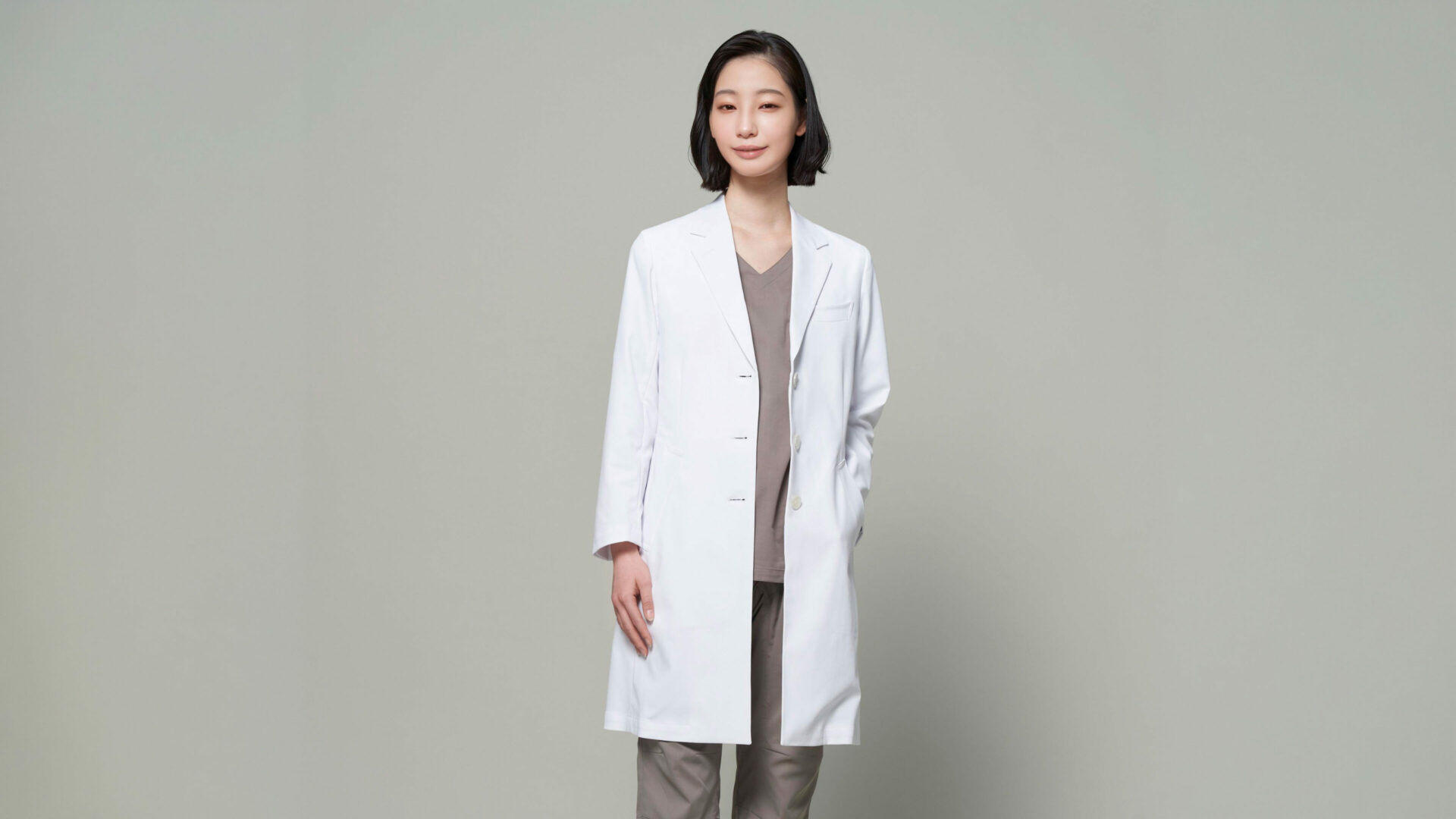 ID UNITED ARROWSのドクターコートを着用した女性。