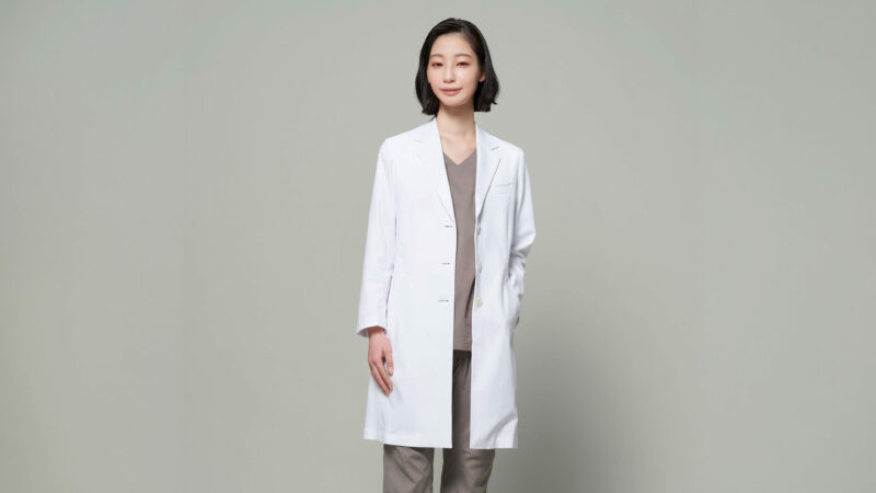 ID UNITED ARROWSのドクターコートを着用した女性。